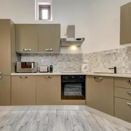 The Eyrie - L1 Apartment *